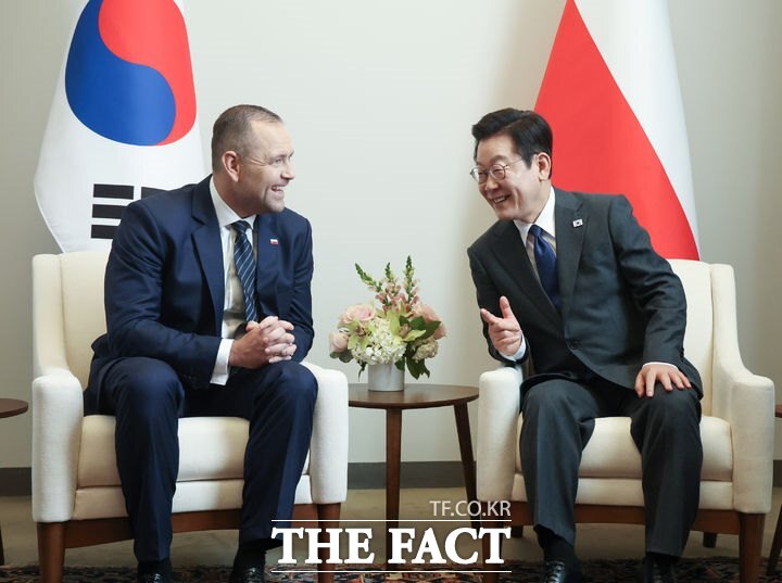 이재명 대통령이 24일(현지시간) 미국 뉴욕 유엔본부에서 카롤 나브로츠키 폴란드 대통령과 정상회담을 갖고 있다. /뉴시스