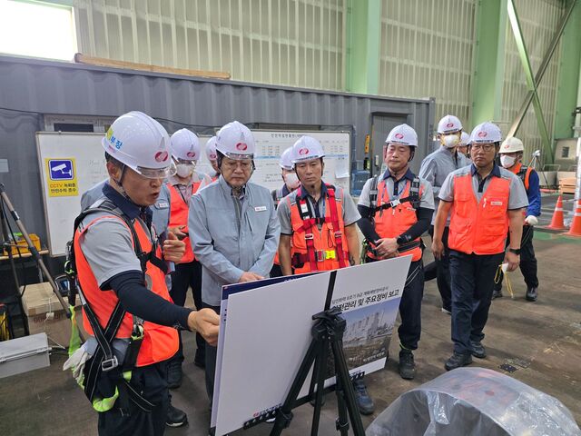 한국동서발전은 권명호 사장이 당진발전본부를 찾아 안전경영활동을 시행하고 협력사 직원들과 간담회를 개최했다고 26일 밝혔다. / 동서발전