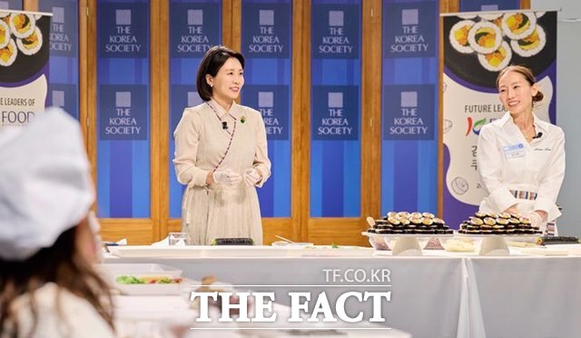 영부인 김혜경 여사가 24일(현지시간) 미국 뉴욕코리아 소사이어티에서 열린 동포 미래세대 대상 한식 요리교실에서 김밥을 만들고 있다. /뉴시스