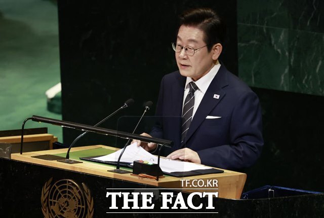 이재명 대통령이 23일(현지시간) 오전 미국 뉴욕 유엔본부에서 열린 제80차 유엔총회 고위급 회기에서 기조연설을 하는 모습. 이 대통령은 기조연설에서 민주 대한민국의 복귀를 천명하며 END 이니셔티브로 항구적인 한반도 평화 실현을 공언했다. /뉴시스