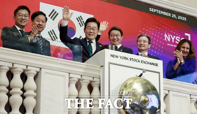 이재명 대통령이 25일(현지시간) 미국 뉴욕 증권거래소를 방문해 개장 벨을 타종한 뒤 인사하고 있다. /뉴시스