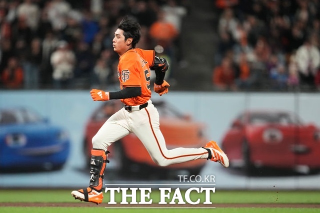 샌프란시스코 이정후가 27일(한국시간) 콜로라도전에서 2회말 우익수 키를 넘기는 큰 타구를 날린 뒤 거침없이 3루를 향해 달리고 있다. /샌프란시스코=AP.뉴시스