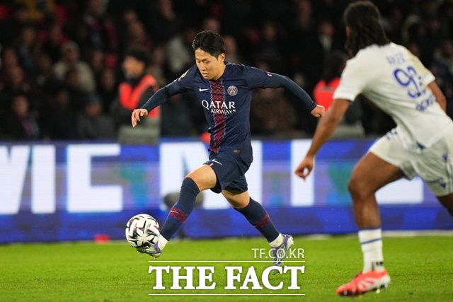 프랑스 프로축구 PSG에서 활약하고 있는 이강인(왼쪽)이 28일 AJ오세르와 2025~2026 리그1 6라운드 홈경기에서 선발 미드필더로 나서 드리블을 하고 있다./파리=AP.뉴시스
