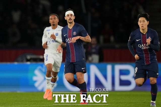 루카스 베랄두(가운데)의 헤더 추가골의 연계한 이강인(오른쪽)./파리=AP.뉴시스