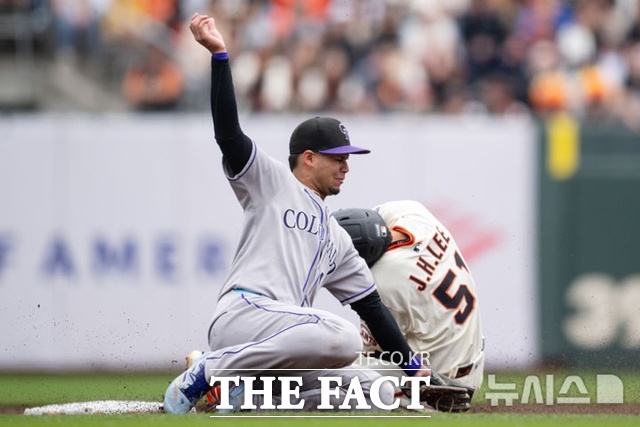 샌프란시스코 이정후가 29일(한국시간) 콜로라도전서 2회말 좌전 안타로 나간 뒤 2루 도루를 시도했지만 아웃됐다. 콜로라도 유격수는 에즈키엘 토바. /샌프란시스코=AP.뉴시스