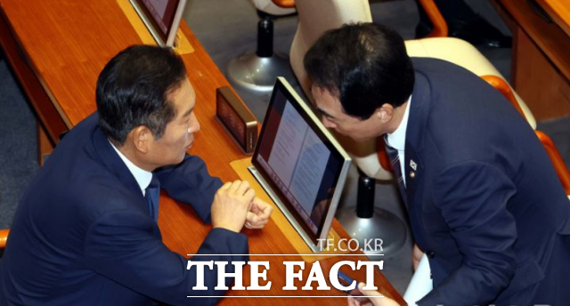 더불어민주당이 29일 국회 특별위원회 활동 기한 종료 후 법제사법위원장 명의로 위증을 고발할 수 있도록 한 국회에서의 증언·감정 등에 관한 법률(증감법) 개정안의 고발 주체를 국회의장으로 다시 수정해 처리하기로 했다. 사진은 정청래 대표와 박수현 수석대변인./뉴시스