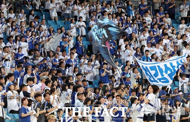 삼성 라이온즈는 2011년부터 2014년까지 한국시리즈 4연패를 한 뒤 2023년까지 암흑기를 보냈다. 지난해 9년 만에 한국시리즈에 진출하자 대구 팬들의 뜨거운 응원이 이어졌다. 이번 시즌엔 경기 당 평균 2만3000명 이상의 관중이 입장해 1위에 올랐다. /뉴시스