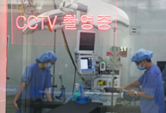보호자들 사이에서는 의료법 개정으로 요양병실 CCTV 설치 의무화가 필요하다는 주장이 나온다. 사진은 수술실 CCTV 설치가 의무화된 모습. 기사와 무관. /뉴시스