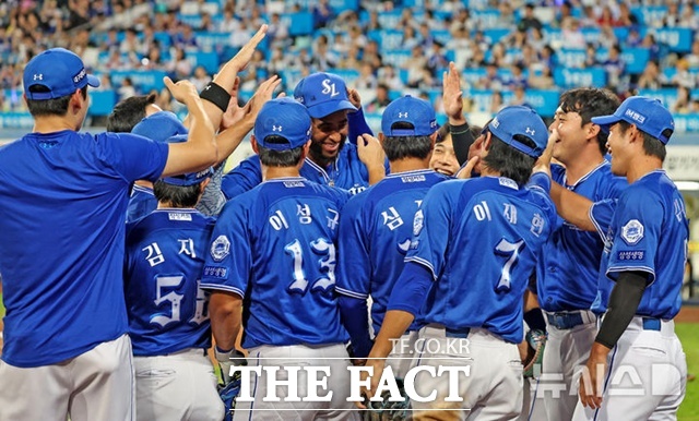 삼성 라이온즈는 한국시리즈 통산 8회 우승의 명문구단이다. 2025시즌엔 중위권을 넘나들었지만 대구 홈팬들의 열렬한 응원을 받았다. /뉴시스