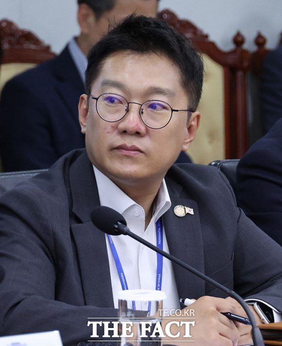 강훈식 대통령 비서실장은 29일 조직개편을 발표하며 김남준 제1부속실장을 대변인으로 발령해 강유정 대변인과 함께 역할을 수행하도록 한다고 밝혔다. 김 실장이 8월 14일 용산 대통령실에서 열린 제7차 수석보좌관회의에 참석하고 있다. /뉴시스