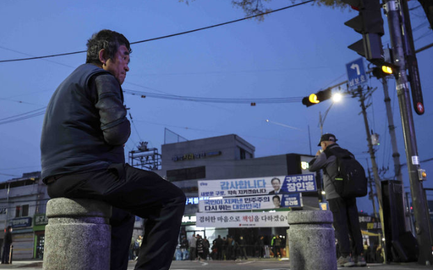 고용노동부는 29일 2025년 고용형태 공시 결과를 발표했다. 사진은 지난 4월 서울 구로구 남구로역 인근 인력시장. / 뉴시스.
