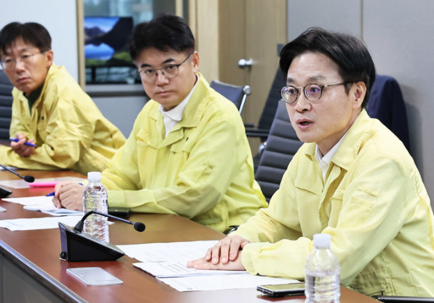 김정관 산업통상자원부 장관은 29일 한국전력거래소와 한국전력공사 본사를 방문해 “조직개편 이후에도 산업과 에너지가 협력할 수 있는 방안을 지속모색하겠다”고 말했다. 사진은 지난 28일 김 장관이 서울 강남구 무역안보관리원에서 정보시스템 장애 대응을 위한 긴급 비상대응체계 점검회의를 하고 있는 모습. / 산업부