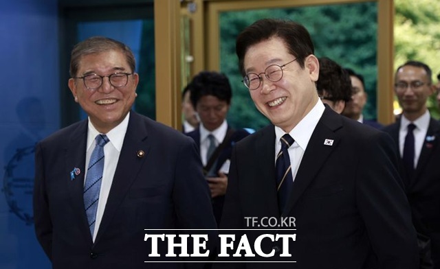 이재명 대통령과 이시바 시게루 일본 총리가 30일 오후 한일 정상회담을 위해 부산 누리마루 APEC 하우스에 입장하고 있다. /뉴시스