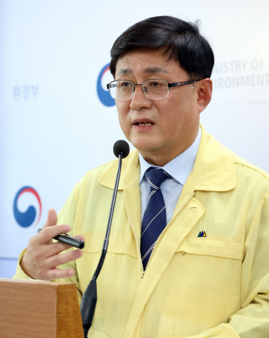 김성환 환경부 장관은 지난 29일 세종시 정부세종청사에서 윤석열 정부가 추진한 14개 신규댐 중 7개 댐은 건설 추진을 중단하고 나머지 7개 댐은 기본 구상 및 공론화를 통해 최종 결정하겠다고 발혔다. / 뉴시스