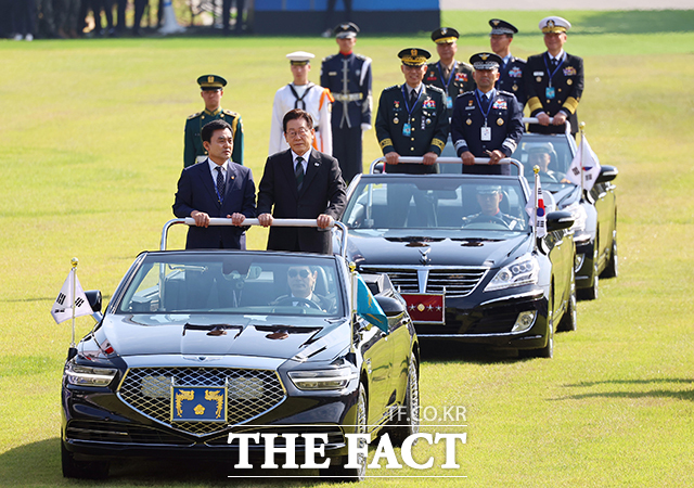 안규백 국방부 장관과 사열차 오른 이재명 대통령. /계룡=뉴시스