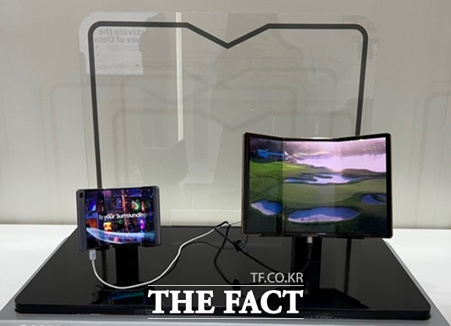삼성전자가 이달 말 경주에서 열리는 아시아태평양경제협력체(APEC) 정상회의 현장에서 트라이폴드폰 제품 실물을 처음으로 공개할 것으로 예상된다. /뉴시스