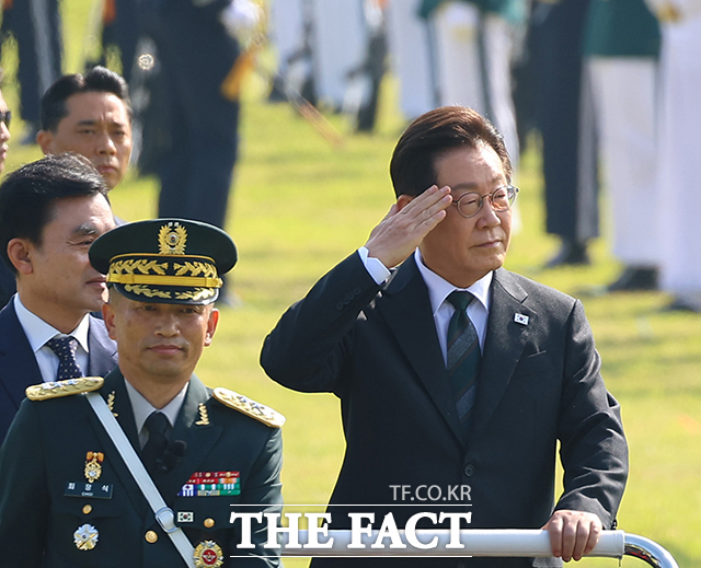 77주년 국군의 날 기념식 거수경례하는 이재명 대통령. /계룡=뉴시스