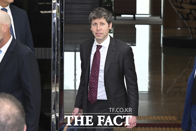 샘 올트먼 오픈AI 최고경영자가 1일 서울 강서구 서울김포비즈니스항공센터를 통해 입국하고 있다. /뉴시스