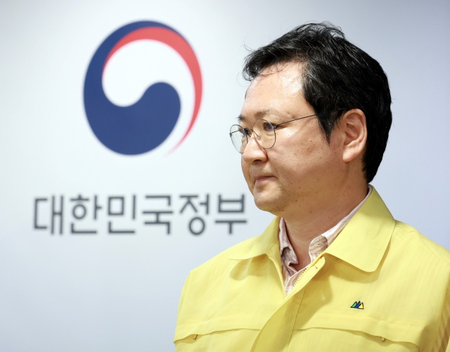 이재용 국가정보자원관리 원장이 1일 국회 행정안전위원회 현안질의에서 화재안전조사와 관련 부적절한 점을 인정했다. 사진은 이재용 원장이 지난달 27일 오전 서울 종로구 정부서울청사에서 열린 국가정보자원관리원 화재 관련 브리핑에 참석해 굳은 표정을 짓고 있다. /뉴시스