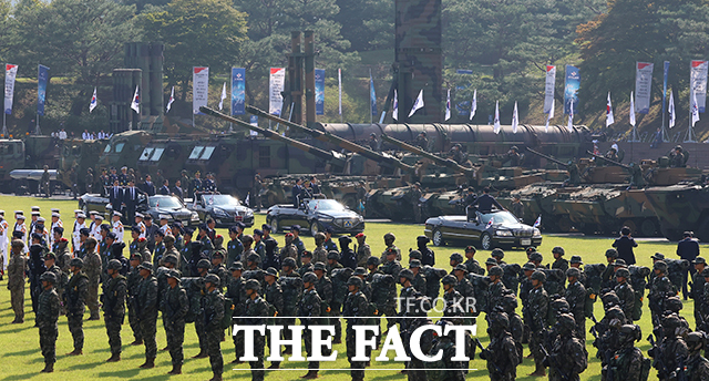 이재명 대통령이 열병식에서 한국형 3축 체계 앞을 지나고 있다. /계룡=뉴시스