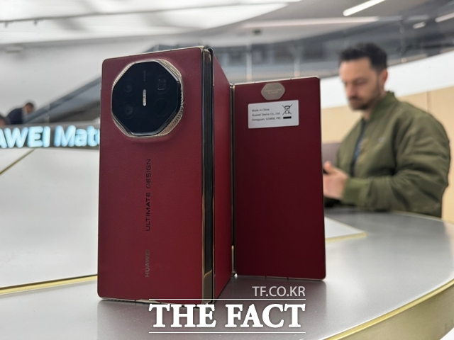 화웨이의 트라이폴드폰은 Z자로 접히는 형태다. /뉴시스