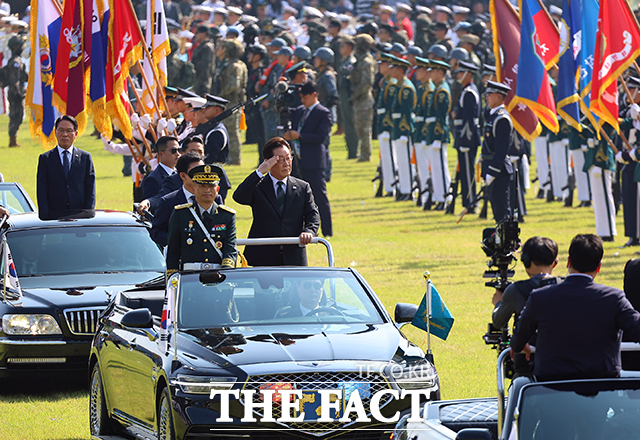 국군의 날 77주년 열병식 나선 이재명 대통령. /계룡=뉴시스