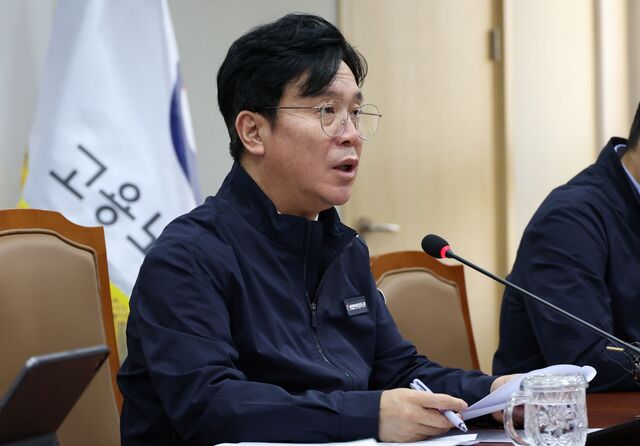 고용노동부는 1일 장애인 고용지원 방안을 발표하고 고용노동부가 기업의 장애인 고용을 가속하기 위해 의무고용률 초과 시 장애유형에 따라 고용장려금을 최대 90만원까지 지급한다고 밝혔다. 사진은 지난달 30일 김영훈 노동부 장관이 비상대응 지방관서장 회의에서 발언하고 있는 모습. / 뉴시스