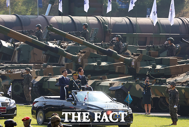 이재명 대통령이 1일 충남 계룡대에서 열린 건군 77주년 국군의 날 기념식에서 열병하고 있다. /계룡=뉴시스