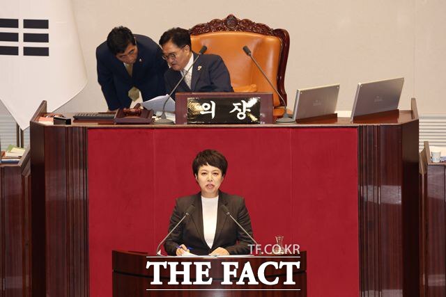 김은혜 국민의힘 의원이 여성 의원 중 필리버스터 최장 기록을 경신했다. 사진은 김 의원이 지난달 28일 국회에서의 증언·감정 등에 관한 법률 일부개정법률안에 대한 반대 필리버스터를 하는 모습. /뉴시스