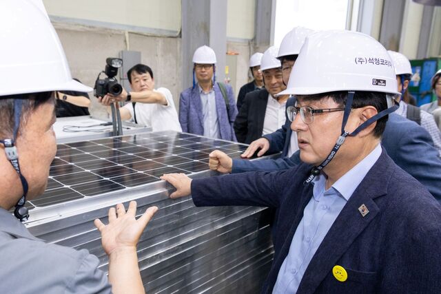기후에너지환경부는 2일 추석 연휴를 앞두고 한국전력 등 유관기관과 함께 전력수급대응점검을 시행했다. 사진은 지난달 5일 전주 석청코리아를 방문한 김성환 기후에너지부 장관./ 뉴시스