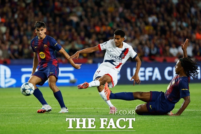 전반 38분 누누 멘데스의 패스를 받아 1-1 동점골을 터뜨리고 있는 세니 마율루(가운데)./바르셀로나=AP.뉴시스