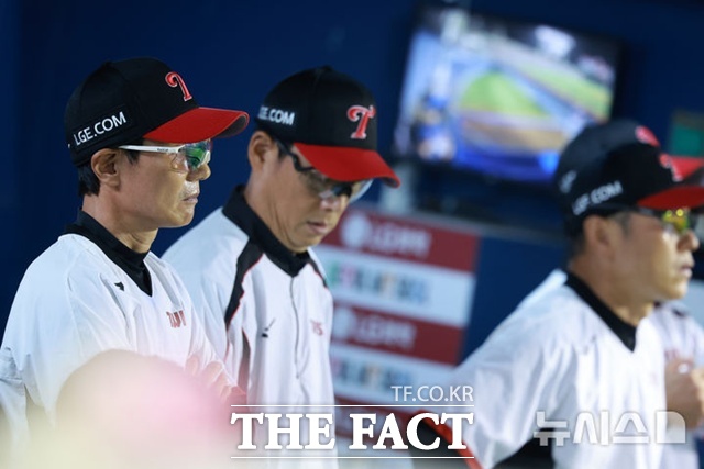 염경엽 LG 트윈스 감독(왼쪽)이 1일 잠실 NC전에서 경기가 풀리지 않자 심각한 표정을 짓고 있다. LG는 시즌 막판 3연패로 자력 우승을 결정짓지 못했다. /뉴시스