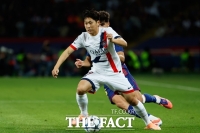  아! PSG 이강인, 절묘한 슛 골대 '쾅'...바르사 야말과 맞대결 UCL 2-1 역전승