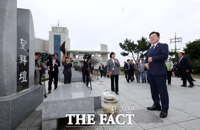 이재명 대통령이 추석 연휴 첫날이자 개천절인 3일 실향민과의 대화 행사를 갖고 이산가족이 생사 확인이라도, 편지라도 주고받을 수 있는 것이 남북 모두 정치 책임이라고 밝혔다. 이 대통령이 3일 인천 강화군 강화평화전망대 망배단 시찰을 하는 모습. /뉴시스