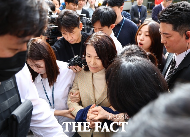 법원이 공직선거법·국가공무원법 위반 혐의로 체포된 이진숙 전 방송통신위원장의 체포적부심 청구를 인용했다. /뉴시스