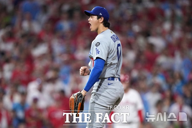 LA 다저스 오타니 쇼헤이가 5일(한국시간) 필라델피아와의 내셔널리그 디비전시리즈 1차전에서 6이닝 3실점으로 승리 투수가 됐다. 마운드에서 포효하고 있는 오타니. /필라델피아=AP.뉴시스