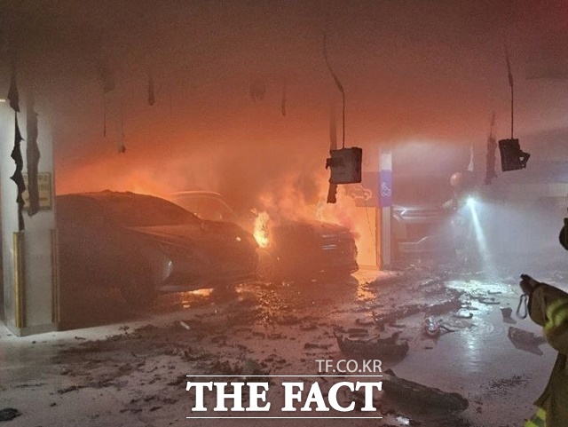 5일 오전 8시 4분께 경기 수원시 권선구의 1800세대 규모 아파트 지하주차장에 세워져 있던 벤츠 전기차에서 불이 났다. /뉴시스