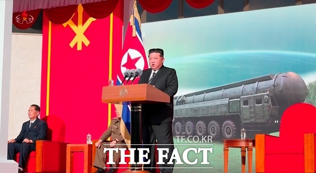 조선중앙TV가 4일 평양에서 개막한 무장장비전시회 국방발전-2025에 참석한 김정은 북한 국무위원장의 기념 연설을 5일 방송하고 있다. /조선중앙TV·뉴시스