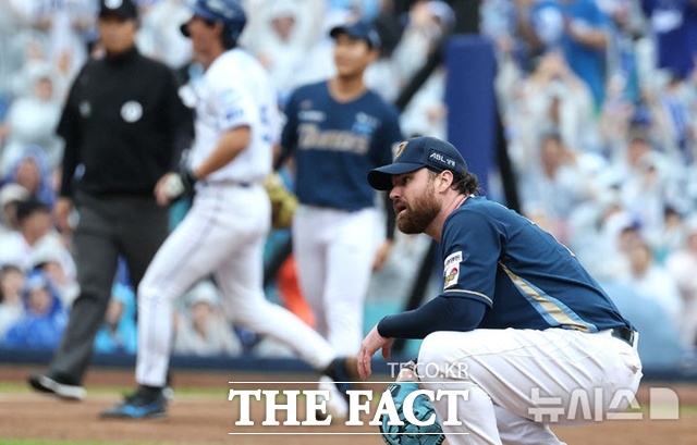 7일 대구 삼성라이온즈파크에서 열린 2025 신한 SOL 뱅크 KBO리그 와일드카드 2차전 NC 다이노스와 삼성 라이온즈의 경기. 1회말 2사 만루에서 NC 선발투수 로건이 삼성 이성규에 밀어내기 볼넷을 내준 뒤 털썩 주저앉고 있다. /대구=뉴시스