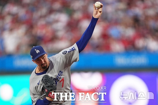 LA 다저스 좌완 투수 블레이크 스넬이 7일(한국시간) 필라델피아 필리스와의 내셔널리그 디비전시리즈 2차전서 역투하고 있다. 스넬은 6이닝 9탈삼진 무실점으로 승리 투수가 됐다. /필라델피아=AP.뉴시스
