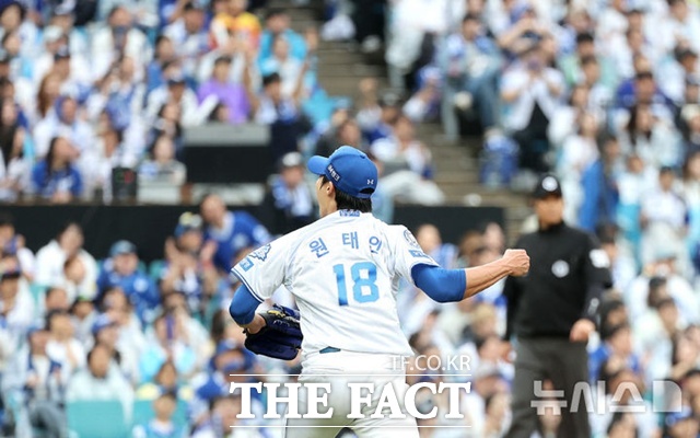 7일 대구 삼성라이온즈파크에서 열린 2025 신한 SOL 뱅크 KBO리그 와일드카드 2차전 NC 다이노스와 삼성 라이온즈의 경기. 6회초 2사 1,2루에서 삼성 선발투수 원태인이 NC 이우성을 우익수 뜬공으로 잡은 뒤 주먹을 불끈 쥐고 있다. /뉴시스