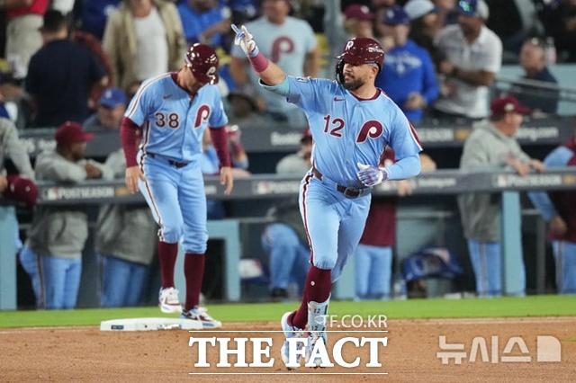 필라델피아 주포 카일 슈와버가 9일(한국시간) LA 다저스와 내셔널리그 디비전시리즈 3차전서 4회초 동점 솔로 홈런을 날린 뒤 의기양양하게 베이스를 돌고 있다. /로스앤젤레스=AP.뉴시스
