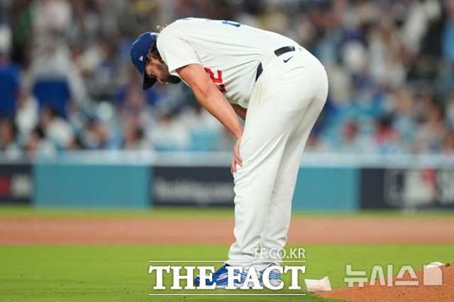 LA 다저스 클레이튼 커쇼가 9일(한국시간) 필라델피아와의 내셔널리그 디비전시리즈 3차전서 8회초 슈와버에게 홈런을 맞은 뒤 고개를 숙이고 있다. /로스앤젤레스=AP.뉴시스