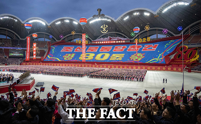 9일 북한 평양 능라도의 5월1일 경기장에서 조선노동당 창건 80주년 기념 경축대회가 열려 행사장 상공에 화려한 불꽃놀이가 펼쳐지고 있다. /평양=신화.뉴시스