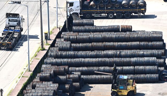 산업통상부는 10일 철강업계와 EU 철강 TRQ 도입 관련 긴급 대책회의를 열고 향후 대응 계획을 논의했다. 사진은 지난 8월 평택항 야적장에 쌓인 철강제품. / 뉴시스