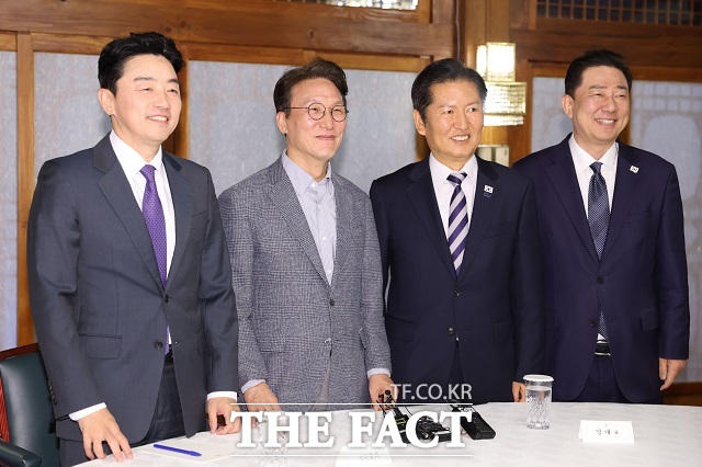 김민석 국무총리가 12일 서울 종로구 삼청동 국무총리 서울공관에서 열린 제4차 고위당정협의회에 앞서 강훈식 대통령 비서실장, 정청래 더불어민주당 대표, 김병기 원내대표와 기념촬영하고 있다. /뉴시스