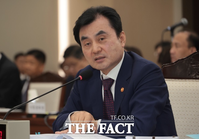 안규백 국방부 장관은 대니얼 드리스콜 미국 육군 장관이 주한미군의 역할은 중국과 북한 위협에 모두 대응하는 것이라고 말한 데 대해 그 말에는 동의할 수 없다고 일축했다. /뉴시스