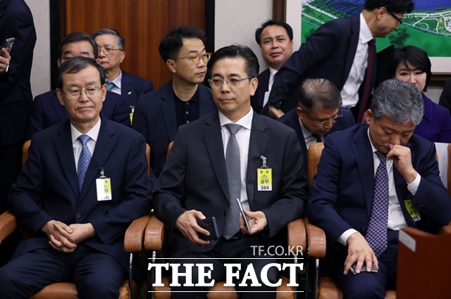 이한우(왼쪽에서 두 번째) 현대건설 대표가 13일 국회 국토교통위원회 국정감사 증인으로 출석해 가덕도 신공항 사업 지연에 책임이 없다고 할 수 없다며 국민들에게 사과했다. /뉴시스