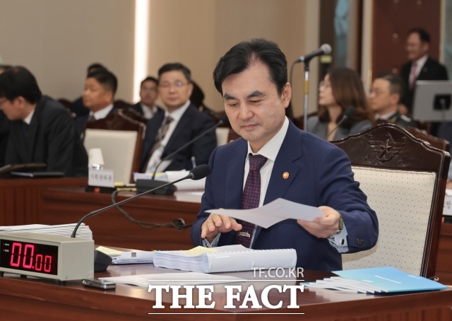 이재명 대통령이 국군의 날 기념식에서 전시작전통제권(전작권)을 회복하겠다고 밝힌 가운데 해당 표현의 적절성을 두고 성일종 국민의힘 의원과 안규백 국방부 장관 간의 날 선 공방이 이어졌다. /국회사진기자단