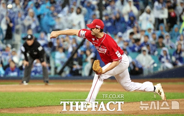 SSG 랜더스 드류 앤더슨이 13일 삼성 라이온즈와의 준플레이오프 3차전에 선발 등판했지만 장염 후유증으로 3이닝 3실점한 뒤 강판됐다. /대구=뉴시스